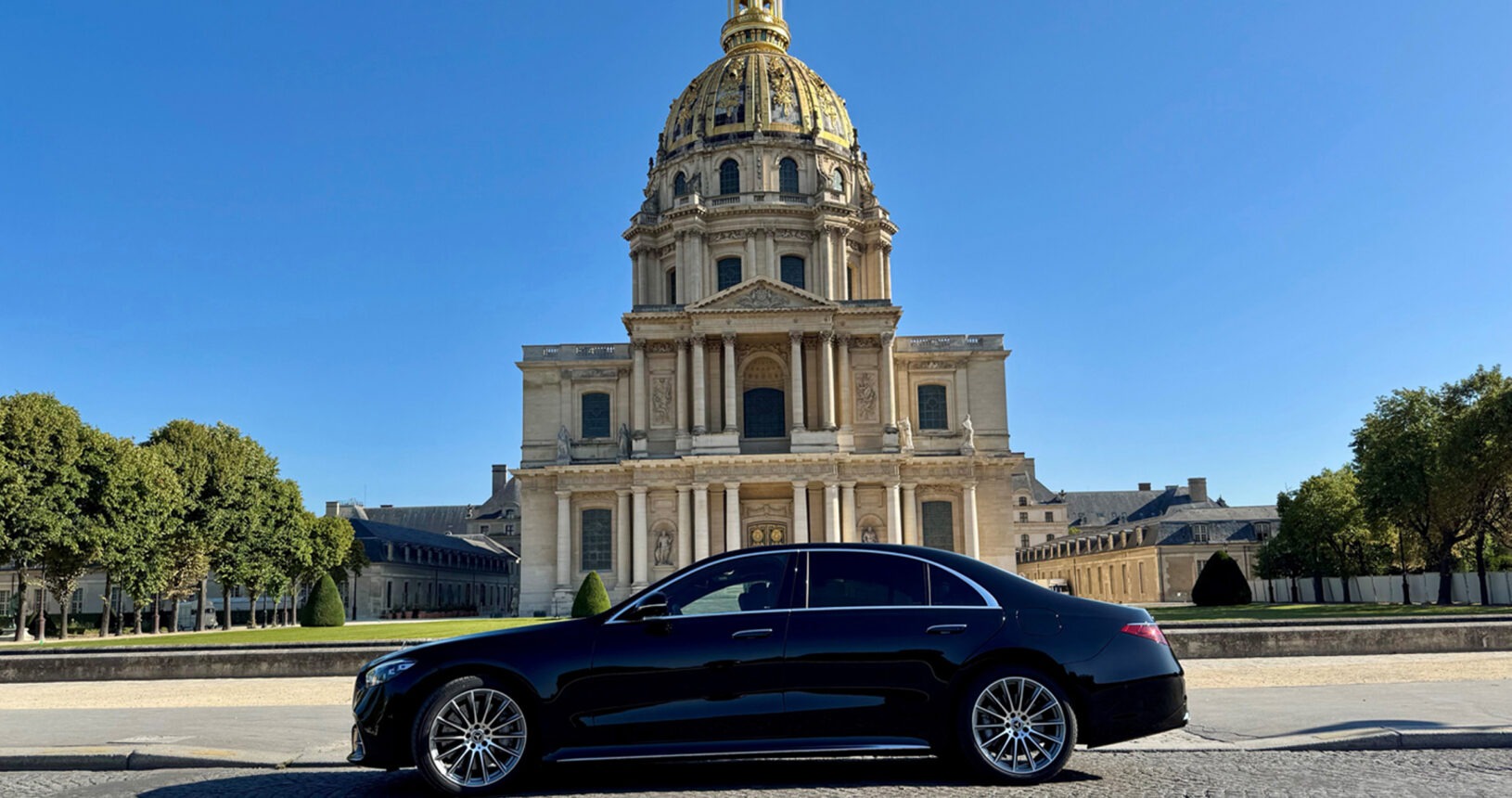 Mercedes-Benz Classe S opérée par FCLS devant les Invalides à Paris pour transport exécutif avec chauffeur privé