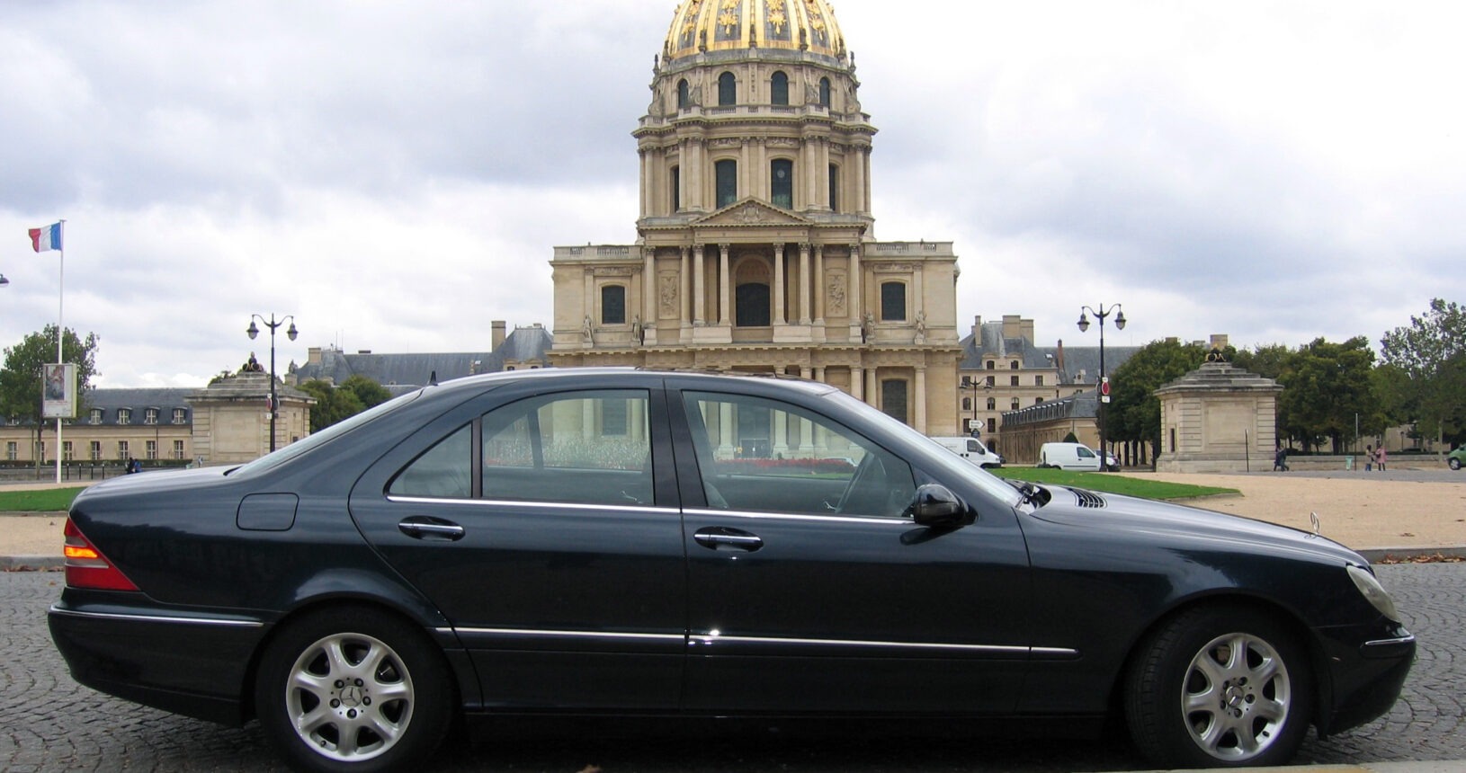 Mercedes-Benz Classe S 2002 exploitée par FCLS devant les Invalides à Paris, première berline exécutive de la flotte