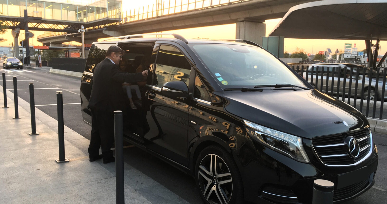 Mercedes-Benz Classe V FCLS avec chauffeur en prise en charge de passagers à l’aéroport pour transport premium multi-passagers