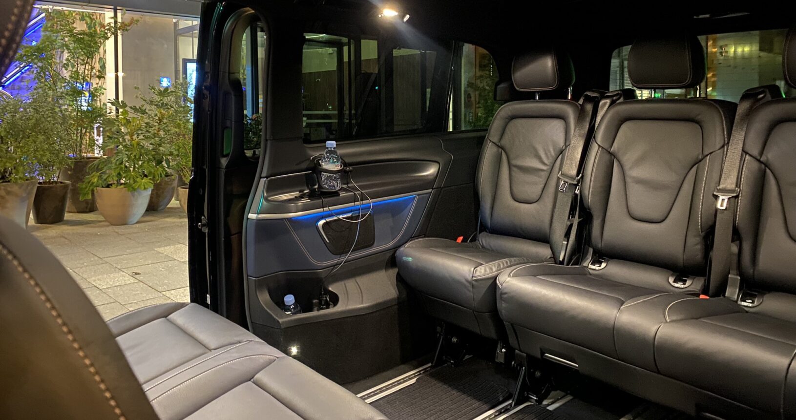 Intérieur Mercedes-Benz EQV XL FCLS en configuration 7 passagers avec sellerie cuir pour transport exécutif multi-passagers